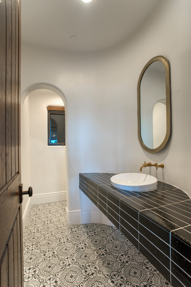 Foto di una stanza da bagno con doccia minimal di medie dimensioni con pareti bianche, pavimento in cementine, lavabo a bacinella, top piastrellato, pavimento bianco e top nero