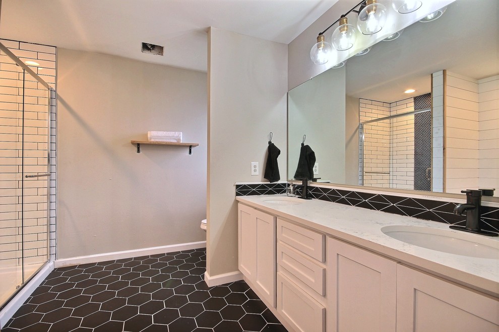 Exempel på ett stort lantligt vit vitt en-suite badrum, med skåp i shakerstil, vita skåp, ett badkar med tassar, en hörndusch, svart kakel, keramikplattor, gröna väggar, klinkergolv i keramik, ett undermonterad handfat, bänkskiva i kvarts, svart golv och dusch med skjutdörr