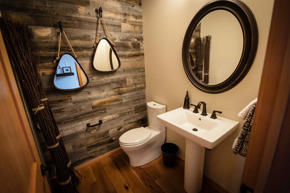 Idée de décoration pour une petite salle de bain chalet avec WC séparés, un mur blanc, un sol en bois brun et un lavabo de ferme.