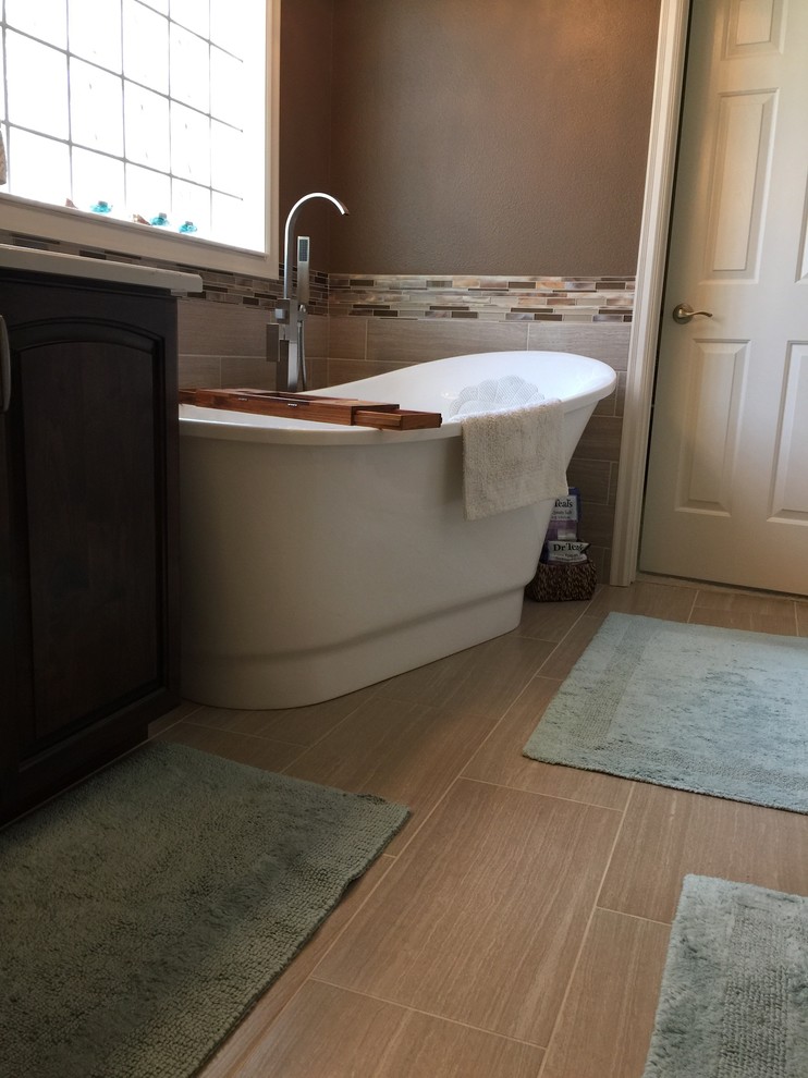 Idéer för små amerikanska vitt en-suite badrum, med luckor med upphöjd panel, skåp i mörkt trä, ett fristående badkar, en dusch i en alkov, en toalettstol med separat cisternkåpa, beige kakel, keramikplattor, bruna väggar, klinkergolv i keramik, ett nedsänkt handfat, bänkskiva i kvartsit, beiget golv och dusch med gångjärnsdörr