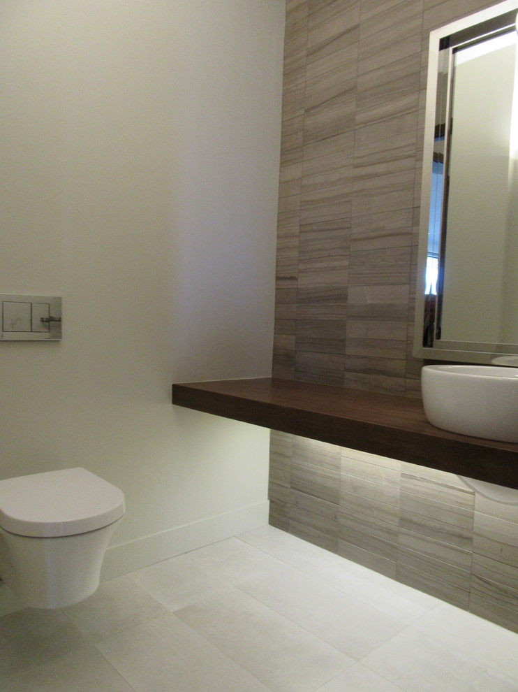Idéer för mellanstora funkis badrum, med en vägghängd toalettstol, grå kakel, marmorkakel, vita väggar, klinkergolv i porslin, ett fristående handfat, träbänkskiva och grått golv