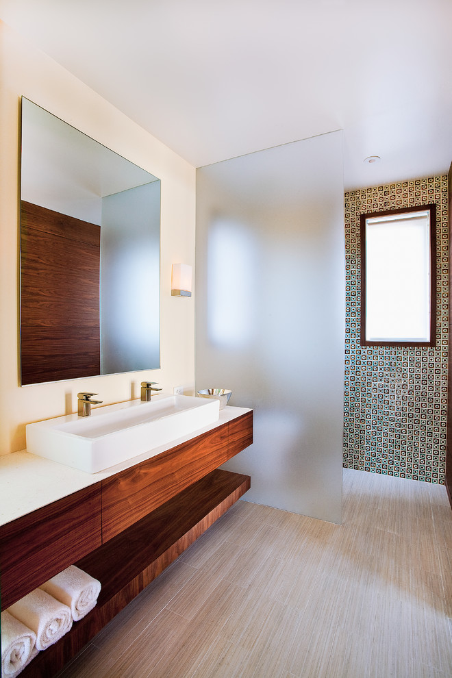 サンタバーバラにあるコンテンポラリースタイルのおしゃれな浴室 (横長型シンク、オープンシェルフ、濃色木目調キャビネット、マルチカラーのタイル) の写真