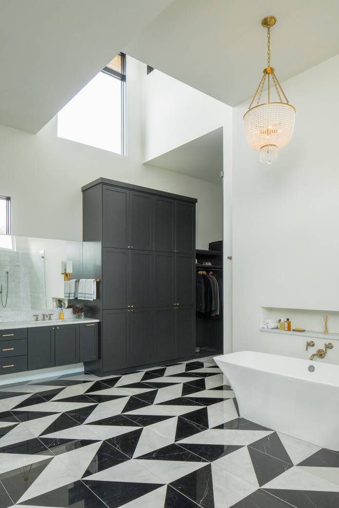 This is an example of a contemporary ensuite bathroom in Austin.