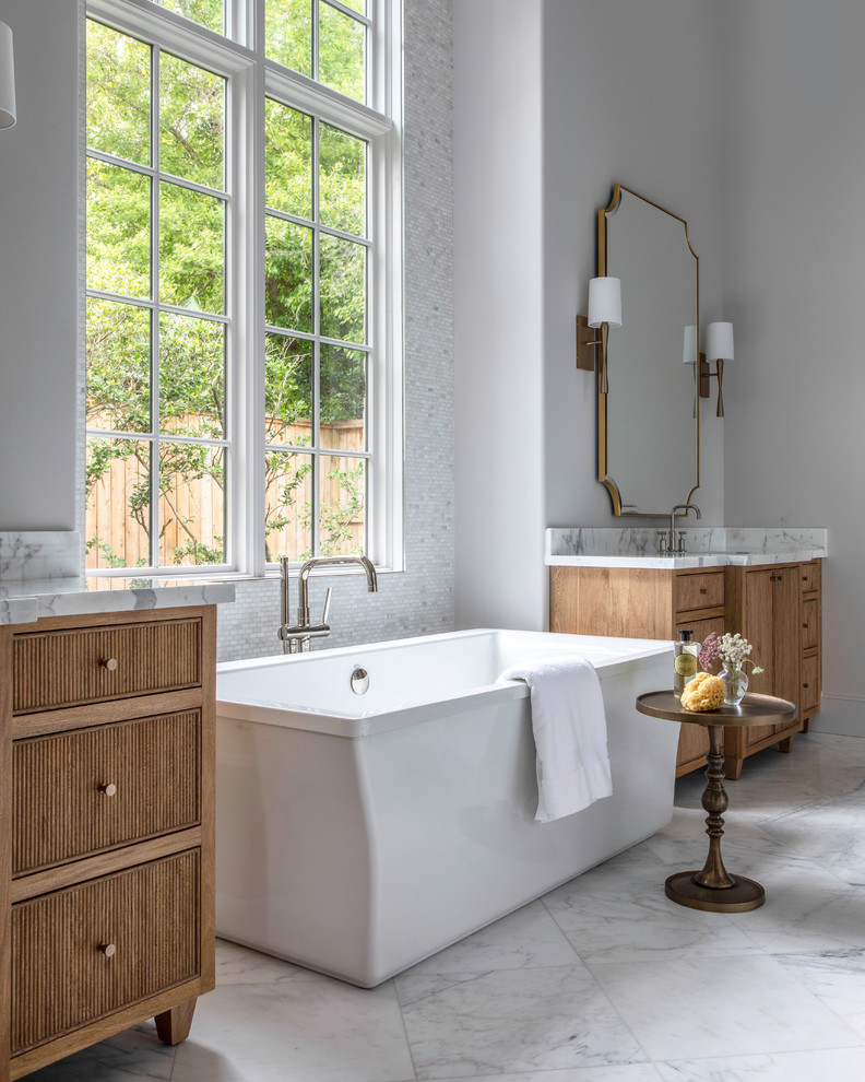 Idéer för mycket stora funkis vitt en-suite badrum, med ett fristående badkar, vit kakel, marmorkakel, marmorgolv, marmorbänkskiva, vitt golv, skåp i mellenmörkt trä, grå väggar och släta luckor