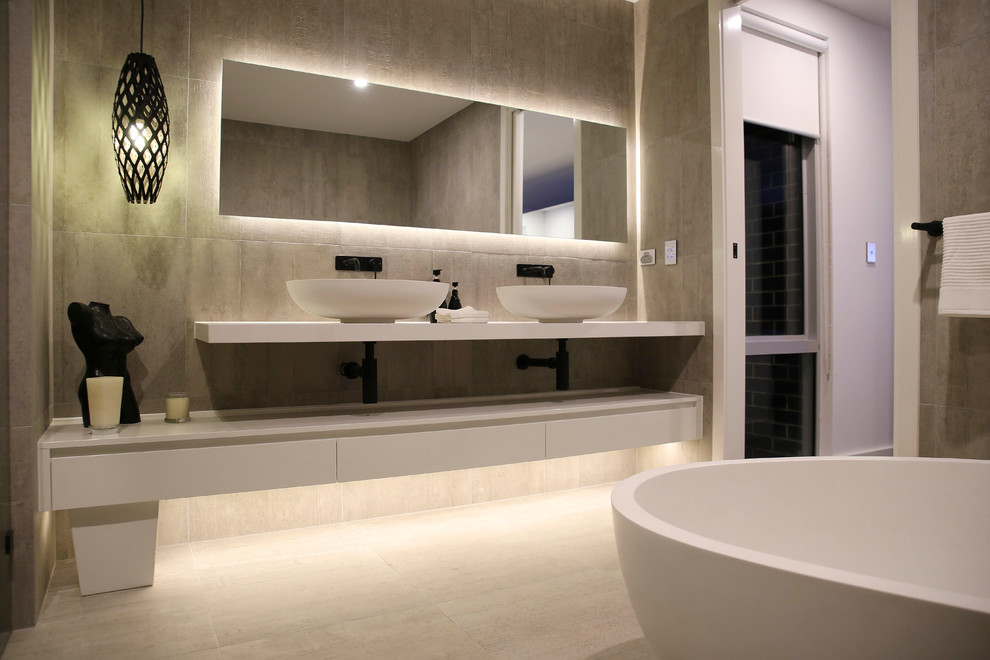 Großes Modernes Badezimmer En Suite mit freistehender Badewanne, grauen Fliesen, Porzellanfliesen, grauer Wandfarbe, Porzellan-Bodenfliesen, Doppeldusche, Aufsatzwaschbecken, Quarzwerkstein-Waschtisch, grauem Boden und offener Dusche in Sydney