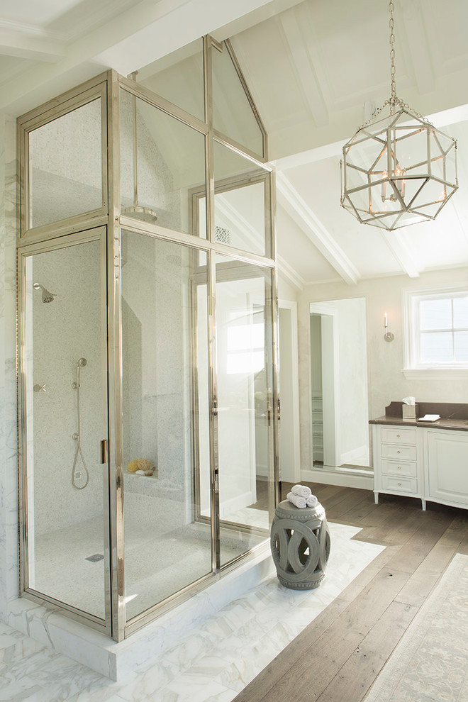 Стильный дизайн: большая главная ванная комната в морском стиле с фасадами с выступающей филенкой, белыми фасадами, угловым душем, серой плиткой, каменной плиткой, бежевыми стенами, паркетным полом среднего тона, врезной раковиной, коричневым полом и душем с распашными дверями - последний тренд