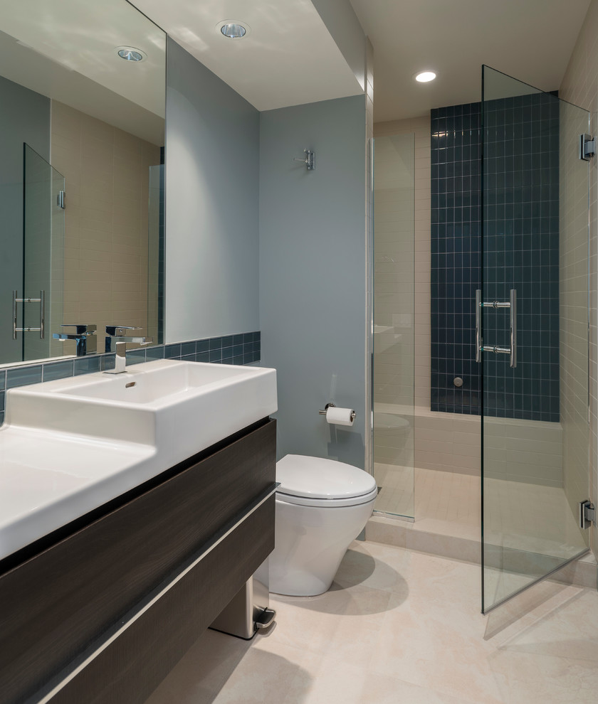 Ispirazione per una stanza da bagno contemporanea con lavabo integrato, ante lisce, ante in legno bruno, doccia alcova e piastrelle blu