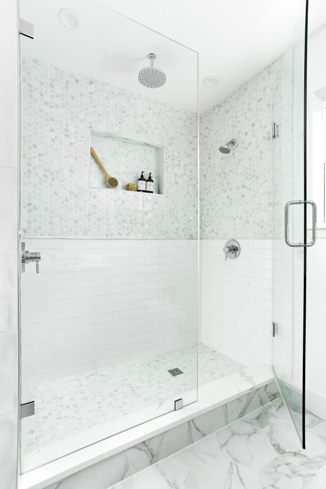 На фото: ванная комната в стиле неоклассика (современная классика) с белой плиткой, мраморной плиткой, белыми стенами и белым полом