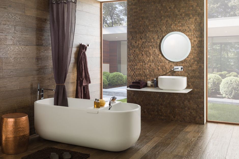 Стильный дизайн: главная ванная комната среднего размера в стиле неоклассика (современная классика) с открытыми фасадами, душем над ванной, коричневыми стенами, темным паркетным полом, столешницей из меди, коричневым полом и открытым душем - последний тренд