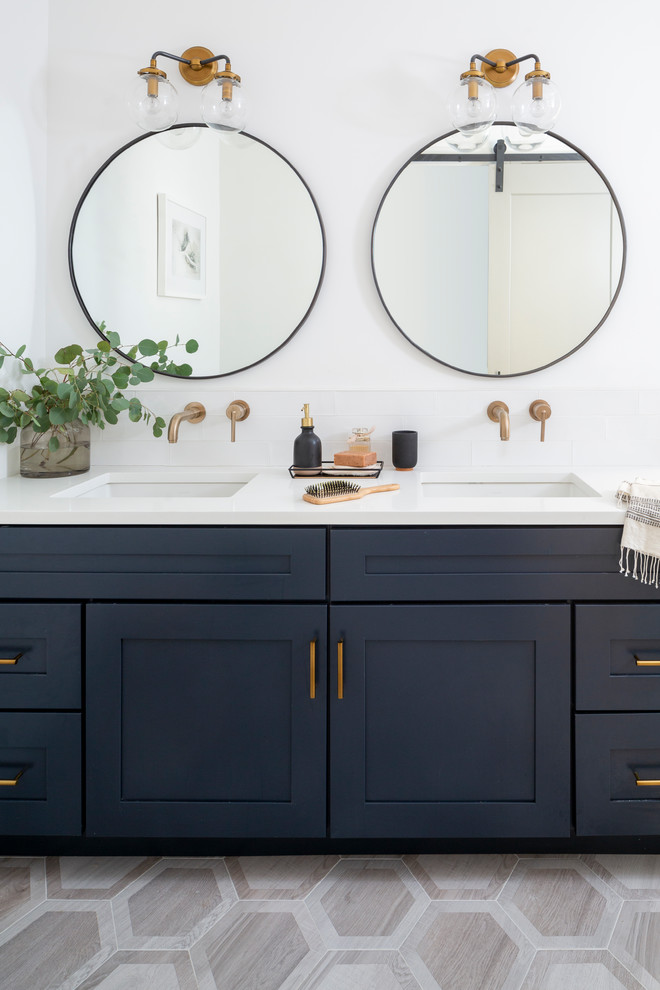 Klassisches Badezimmer mit Schrankfronten im Shaker-Stil, blauen Schränken, weißer Wandfarbe, Unterbauwaschbecken, buntem Boden und weißer Waschtischplatte in Denver