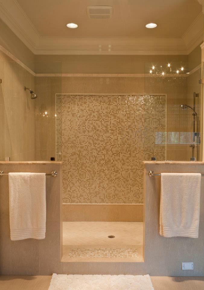 Пример оригинального дизайна: ванная комната в классическом стиле с накладной ванной и двойным душем