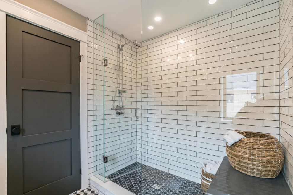 Großes Klassisches Badezimmer En Suite mit Doppeldusche, weißen Fliesen, Keramikfliesen, beiger Wandfarbe und Falttür-Duschabtrennung in Toronto