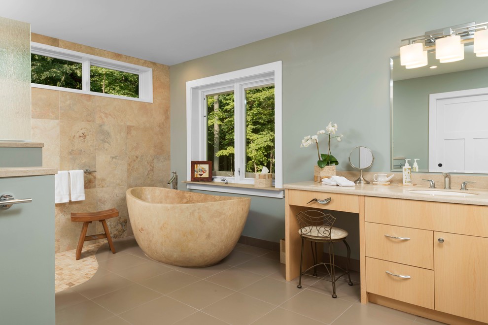 Idéer för att renovera ett mellanstort funkis beige beige en-suite badrum, med släta luckor, beige skåp, ett fristående badkar, våtrum, beige kakel, travertinkakel, gröna väggar, klinkergolv i porslin, ett undermonterad handfat, granitbänkskiva, beiget golv, med dusch som är öppen och en toalettstol med separat cisternkåpa
