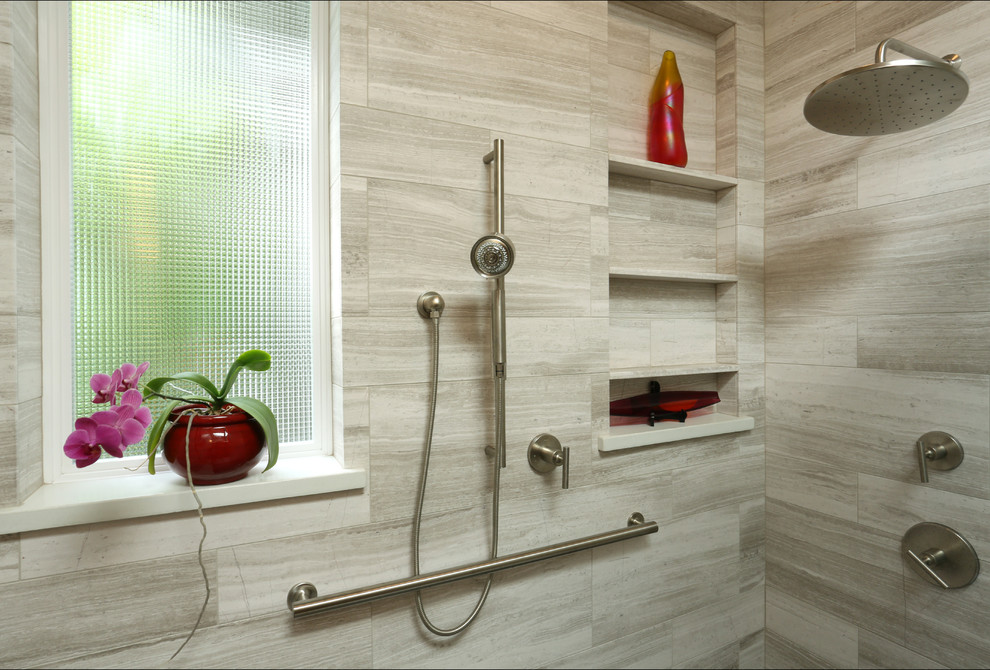Exempel på ett stort modernt en-suite badrum, med släta luckor, skåp i mellenmörkt trä, en kantlös dusch, en toalettstol med hel cisternkåpa, grå kakel, stenkakel, vita väggar, kalkstensgolv, ett integrerad handfat, bänkskiva i betong, vitt golv och dusch med gångjärnsdörr