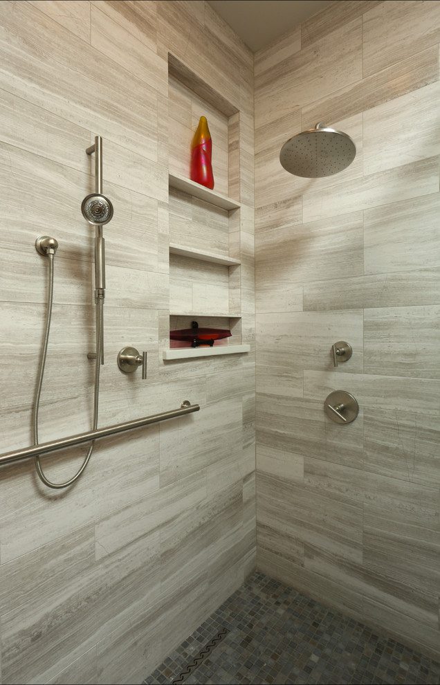 Exempel på ett stort modernt en-suite badrum, med släta luckor, skåp i mellenmörkt trä, en kantlös dusch, en toalettstol med hel cisternkåpa, grå kakel, stenkakel, vita väggar, kalkstensgolv, ett integrerad handfat, bänkskiva i betong, vitt golv och dusch med gångjärnsdörr
