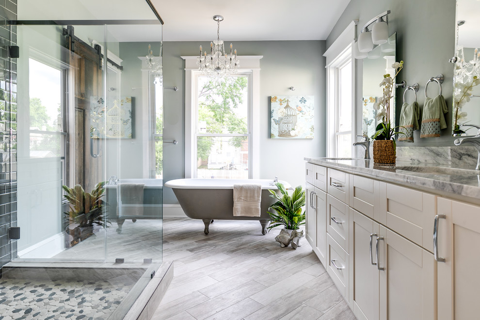 Свежая идея для дизайна: ванная комната в классическом стиле с фасадами в стиле шейкер, бежевыми фасадами, ванной на ножках, угловым душем, серой плиткой, стеклянной плиткой, серыми стенами, врезной раковиной, серым полом, душем с распашными дверями и серой столешницей - отличное фото интерьера