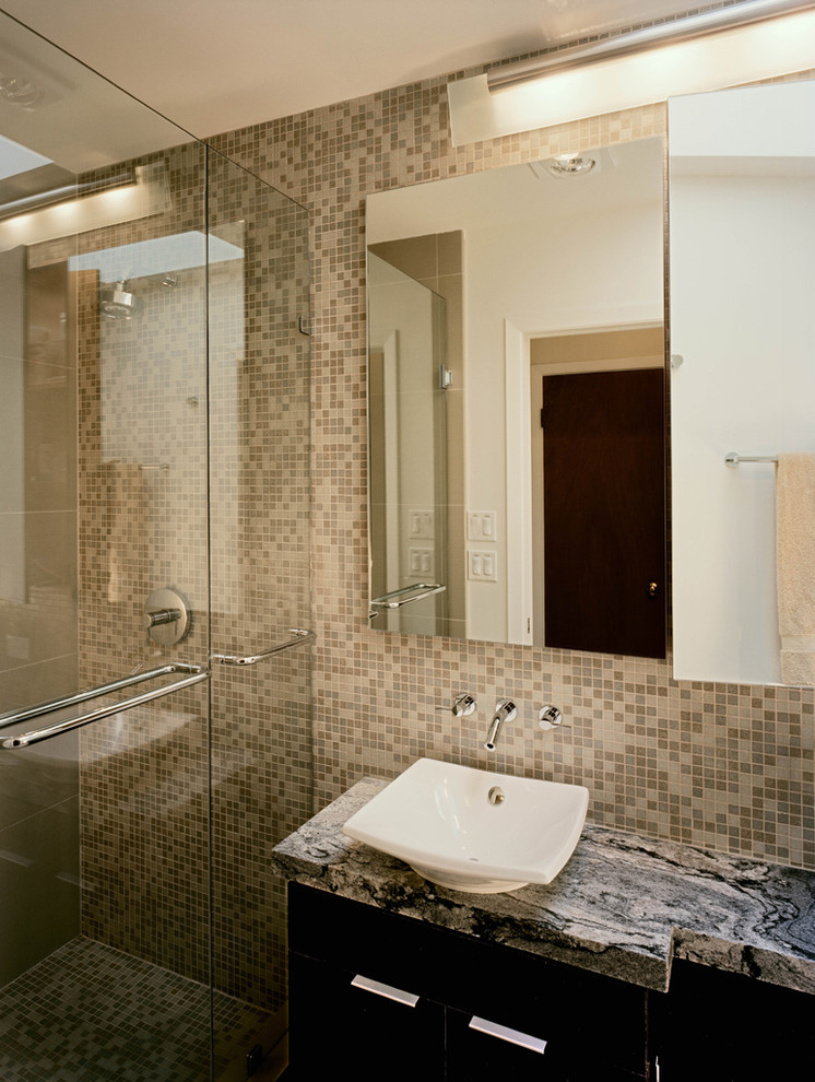 Источник вдохновения для домашнего уюта: маленькая ванная комната в современном стиле с настольной раковиной, плоскими фасадами, темными деревянными фасадами, столешницей из гранита, открытым душем, раздельным унитазом, коричневой плиткой, плиткой мозаикой, белыми стенами, полом из керамогранита, душевой кабиной, серым полом и душем с распашными дверями для на участке и в саду