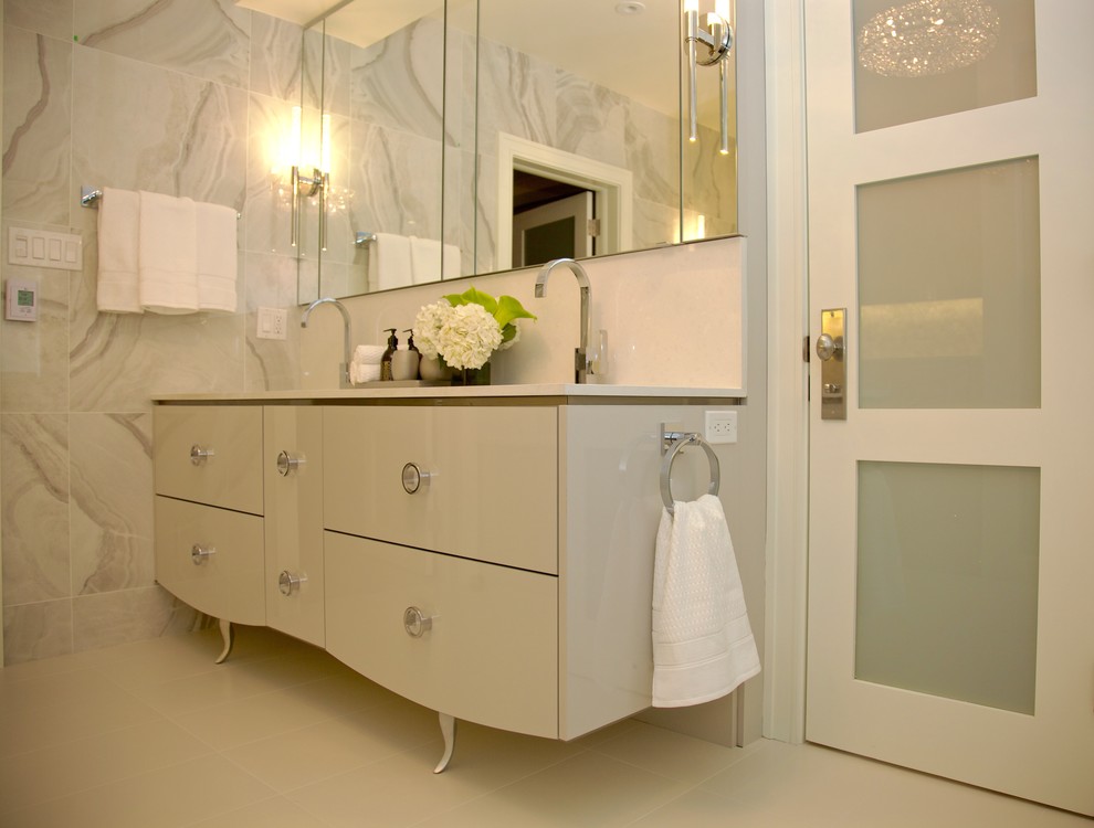 Foto på ett mellanstort vintage en-suite badrum, med släta luckor, grå skåp, ett badkar i en alkov, grå kakel, porslinskakel, grå väggar, klinkergolv i porslin, ett undermonterad handfat, bänkskiva i kvarts och en bidé