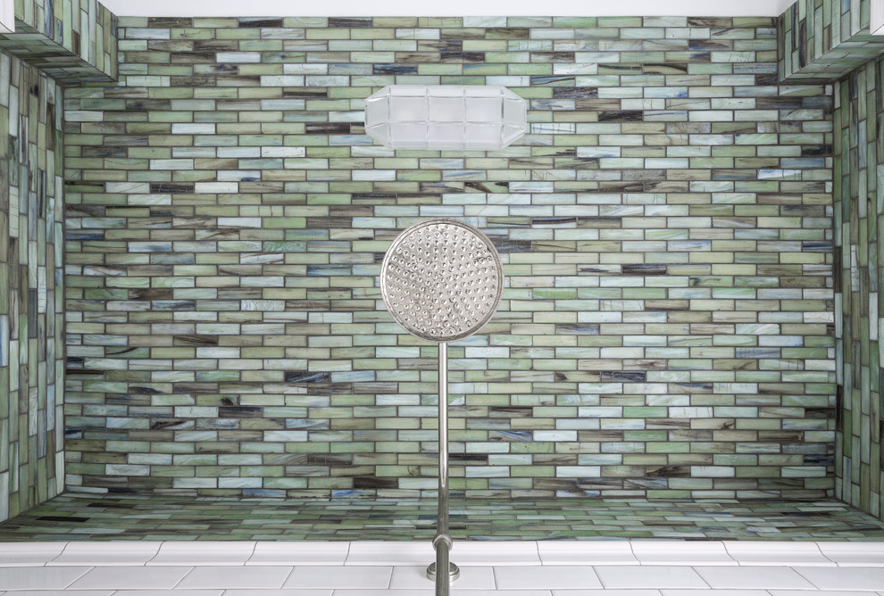Стильный дизайн: главная ванная комната среднего размера в стиле кантри с душем в нише, зеленой плиткой, стеклянной плиткой и белыми стенами - последний тренд