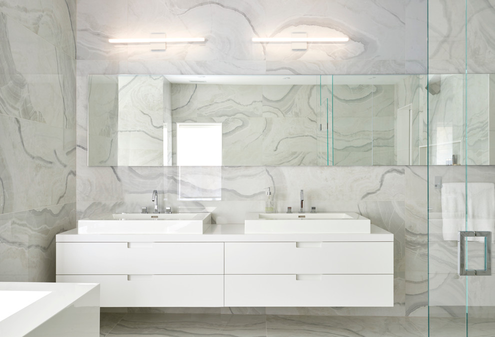 Inspiration för ett mycket stort funkis en-suite badrum, med släta luckor, vita skåp, ett fristående badkar, en kantlös dusch, grå kakel, vit kakel, marmorkakel, grå väggar, marmorgolv, ett fristående handfat och träbänkskiva