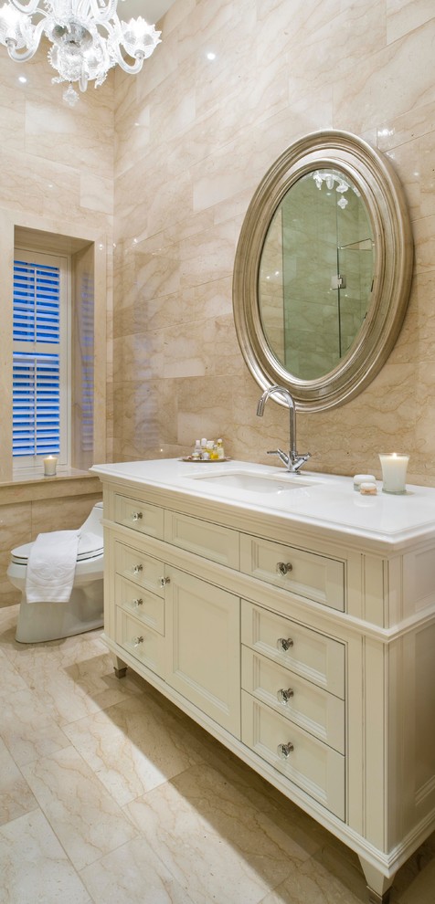 Idee per una stanza da bagno chic con lavabo sottopiano, ante con riquadro incassato, ante beige e piastrelle beige