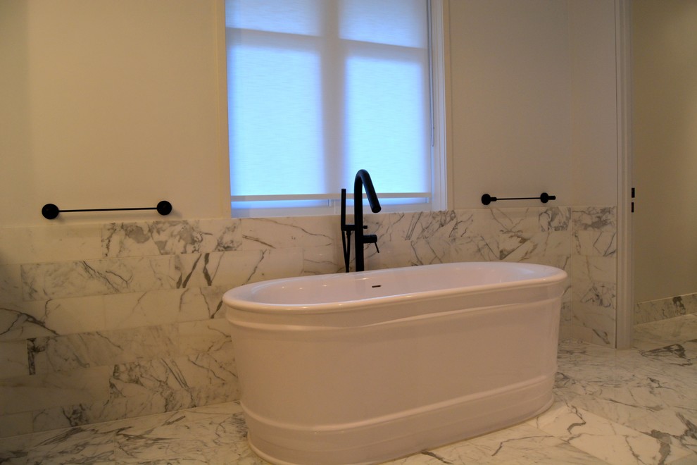 Свежая идея для дизайна: большая главная ванная комната в стиле неоклассика (современная классика) с плоскими фасадами, темными деревянными фасадами, унитазом-моноблоком, разноцветной плиткой, каменной плиткой, белыми стенами, мраморным полом, монолитной раковиной и мраморной столешницей - отличное фото интерьера