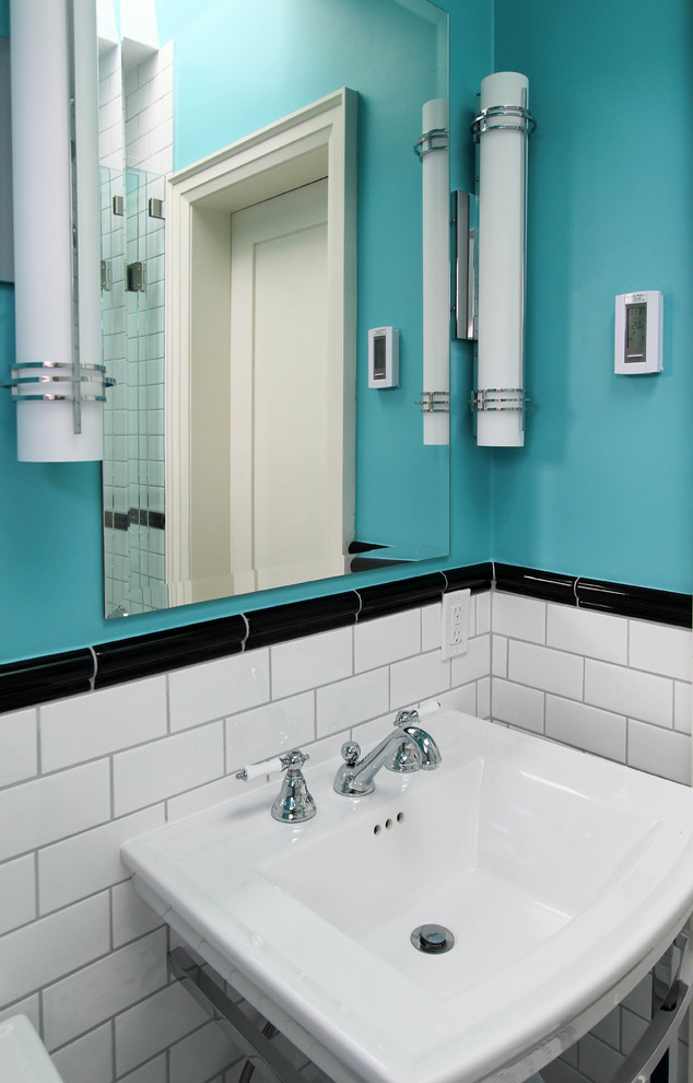 Пример оригинального дизайна: маленькая ванная комната в современном стиле с накладной ванной, душем над ванной, унитазом-моноблоком, черно-белой плиткой, керамической плиткой, синими стенами, полом из керамической плитки, душевой кабиной, столешницей из искусственного камня и консольной раковиной для на участке и в саду