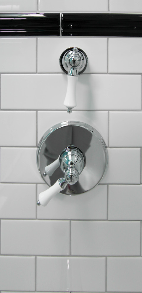 Exempel på ett litet modernt badrum med dusch, med ett platsbyggt badkar, en dusch/badkar-kombination, en toalettstol med hel cisternkåpa, svart och vit kakel, keramikplattor, blå väggar, klinkergolv i keramik och ett nedsänkt handfat