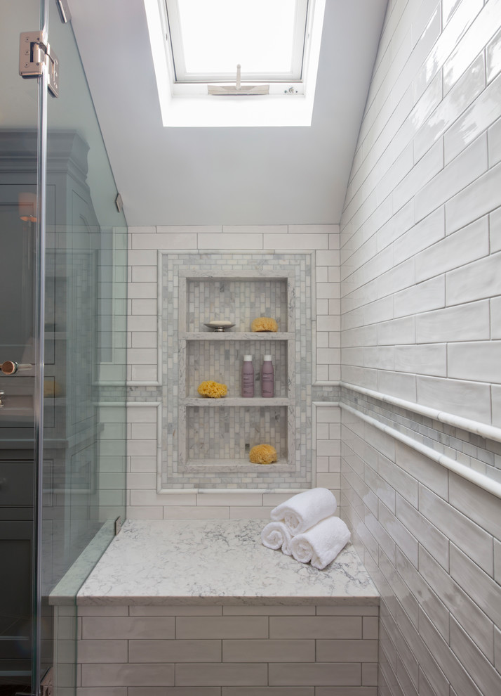 Пример оригинального дизайна: маленькая главная ванная комната в стиле неоклассика (современная классика) с фасадами в стиле шейкер, темными деревянными фасадами, душем в нише, унитазом-моноблоком, белой плиткой, мраморной плиткой, серыми стенами, полом из керамической плитки, врезной раковиной, столешницей из искусственного кварца, черным полом, душем с распашными дверями и белой столешницей для на участке и в саду
