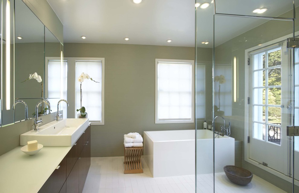 Пример оригинального дизайна: главная ванная комната среднего размера в современном стиле с отдельно стоящей ванной, зелеными стенами, плоскими фасадами, фасадами цвета дерева среднего тона, открытым душем, полом из керамической плитки и душем с распашными дверями