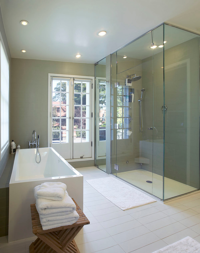 Foto de cuarto de baño principal moderno de tamaño medio con bañera exenta, ducha esquinera, paredes verdes y suelo de baldosas de cerámica