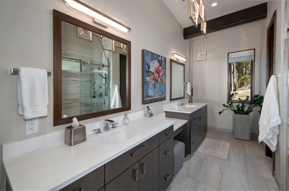 Идея дизайна: большая главная ванная комната в современном стиле с двойным душем, врезной раковиной, серым полом, душем с раздвижными дверями, белой столешницей, тумбой под две раковины, подвесной тумбой и балками на потолке