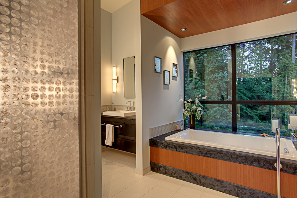 Ejemplo de cuarto de baño rectangular actual con lavabo encastrado, bañera encastrada y baldosas y/o azulejos beige