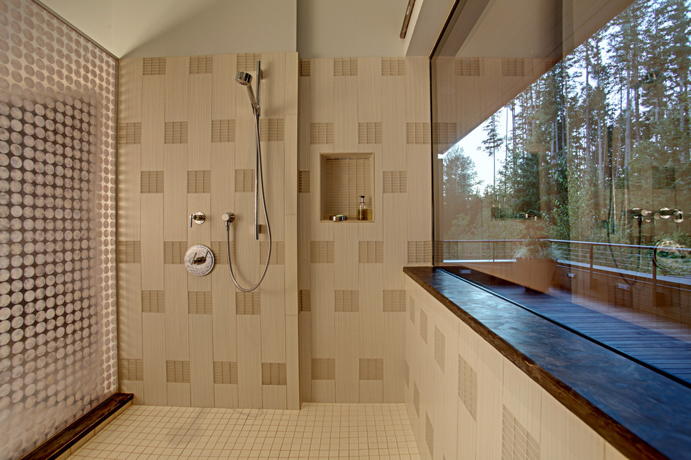 Modern inredning av ett badrum, med en öppen dusch och beige kakel