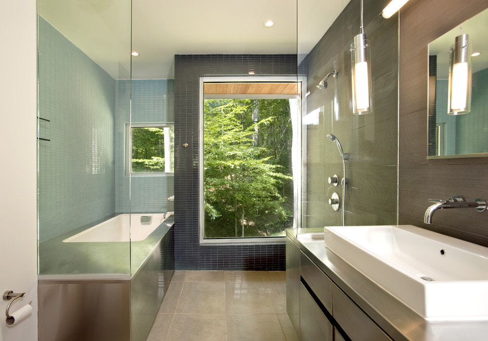 Immagine di una stanza da bagno minimal con lavabo a bacinella, zona vasca/doccia separata e doccia aperta