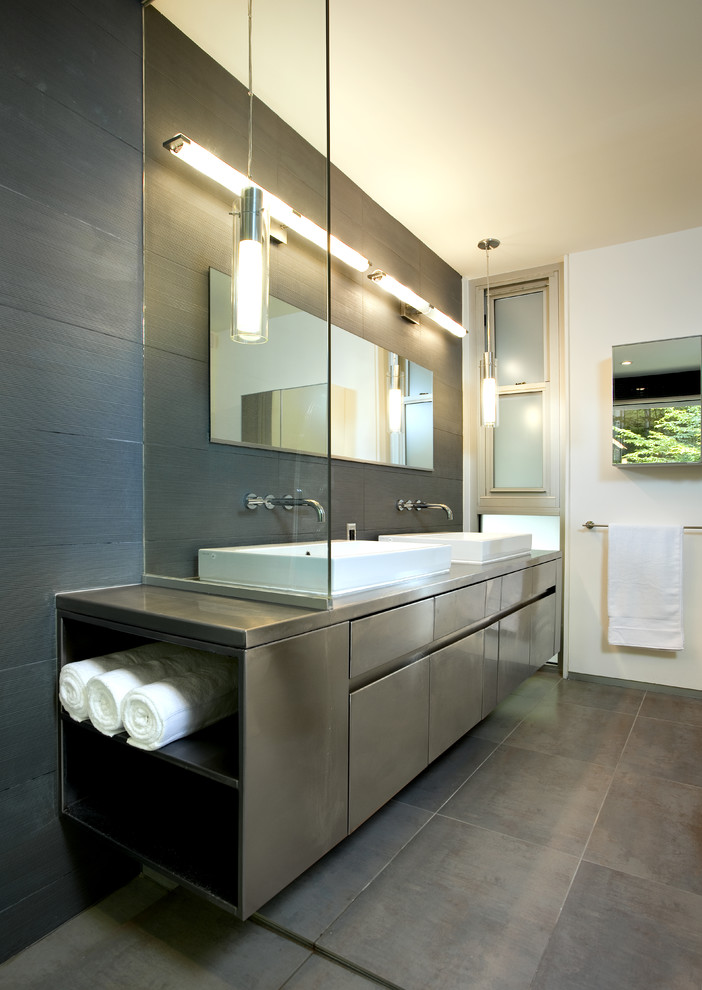 Imagen de cuarto de baño rectangular actual con lavabo sobreencimera y puertas de armario grises