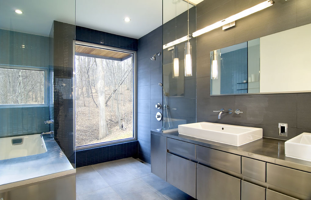 На фото: ванная комната в современном стиле с душем без бортиков и настольной раковиной