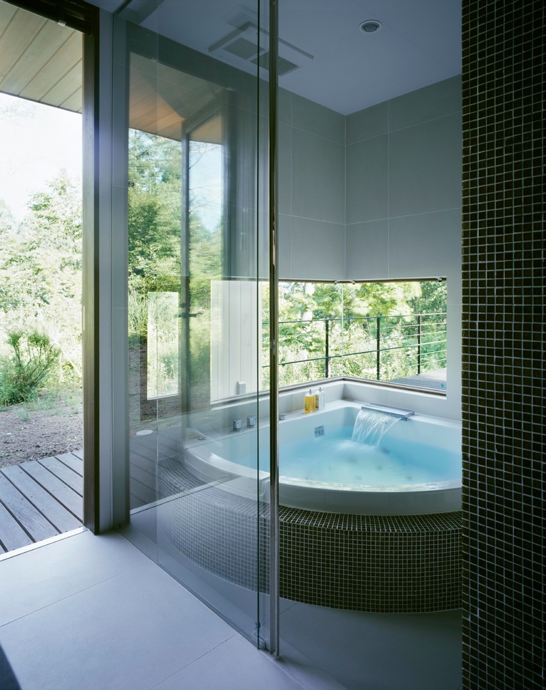 Kleines Modernes Badezimmer mit Eckbadewanne und grauem Boden in Tokio