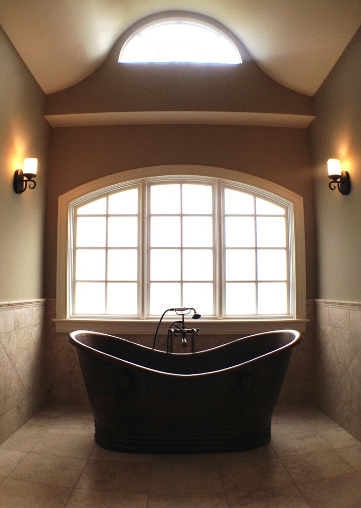Klassisk inredning av ett stort en-suite badrum, med ett fristående badkar, luckor med infälld panel, vita skåp, en hörndusch, grön kakel, gröna väggar, ett undermonterad handfat, vitt golv och dusch med gångjärnsdörr