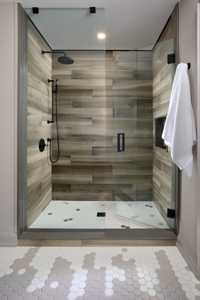 Пример оригинального дизайна: детская ванная комната в стиле неоклассика (современная классика) с душем в нише, коричневой плиткой, коричневыми стенами, разноцветным полом и душем с распашными дверями