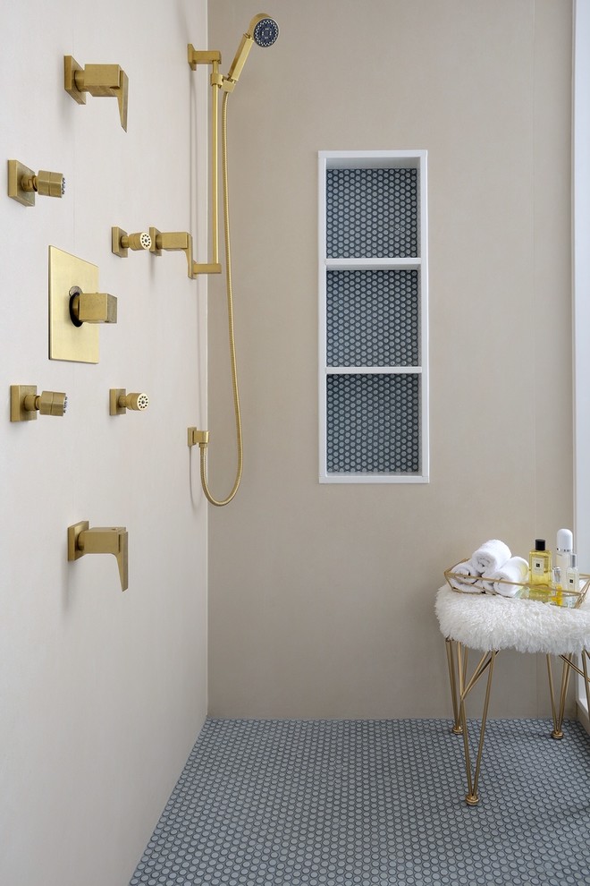 Modelo de cuarto de baño clásico renovado con baldosas y/o azulejos beige, baldosas y/o azulejos azules, paredes beige, suelo con mosaicos de baldosas, suelo azul y hornacina