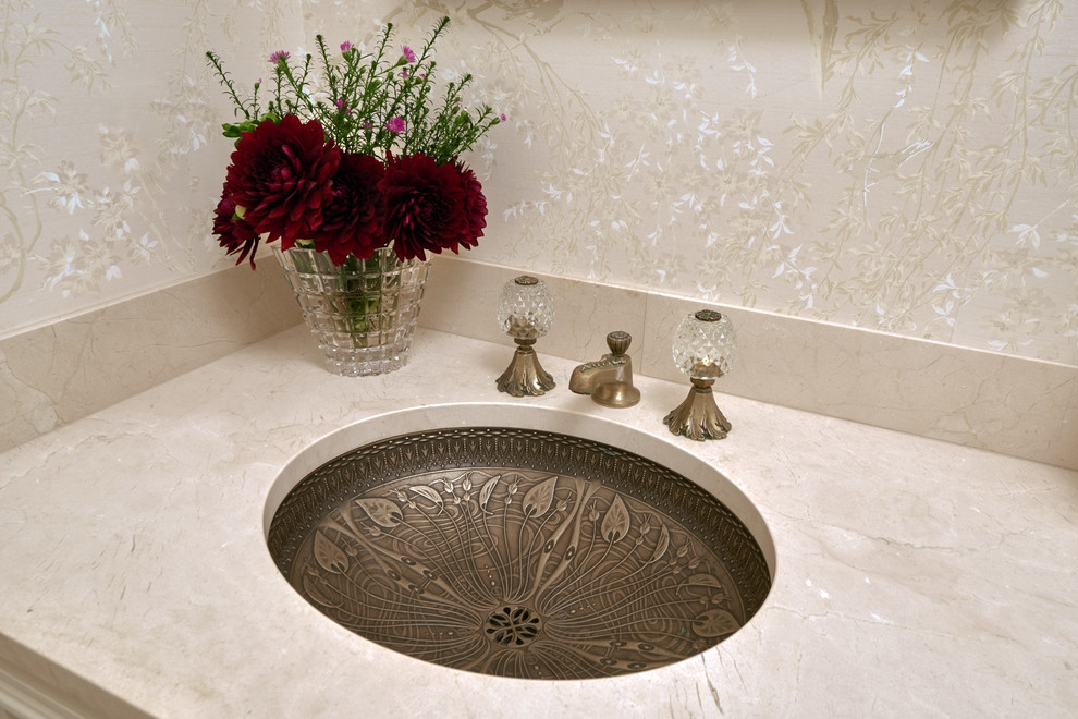 Immagine di una piccola stanza da bagno con doccia contemporanea con lavabo sottopiano, top in marmo, piastrelle beige, lastra di pietra e pareti beige