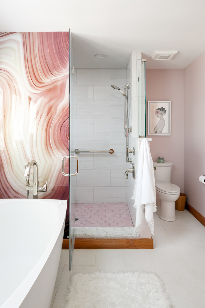 Пример оригинального дизайна: главная ванная комната среднего размера в современном стиле с плоскими фасадами, фасадами цвета дерева среднего тона, отдельно стоящей ванной, двойным душем, унитазом-моноблоком, белой плиткой, стеклянной плиткой, розовыми стенами, полом из керамогранита, врезной раковиной, столешницей из искусственного кварца, белым полом, душем с распашными дверями и белой столешницей