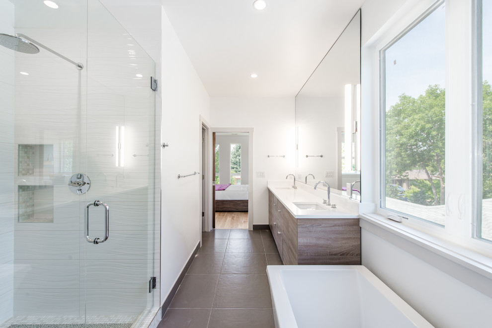 Exempel på ett stort modernt en-suite badrum, med släta luckor, skåp i mellenmörkt trä, ett fristående badkar, vita väggar och ett undermonterad handfat