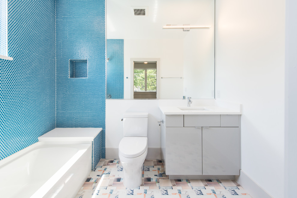 Bild på ett mellanstort funkis badrum, med släta luckor, grå skåp, ett platsbyggt badkar, en öppen dusch, vita väggar och ett undermonterad handfat