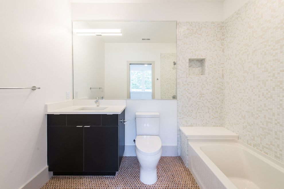 Exempel på ett mellanstort modernt badrum, med släta luckor, svarta skåp, ett platsbyggt badkar, en öppen dusch, vita väggar och ett undermonterad handfat
