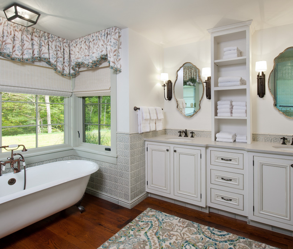 Idéer för att renovera ett stort vintage grå grått en-suite badrum, med grå skåp, ett badkar med tassar, grå kakel, keramikplattor, vita väggar, mellanmörkt trägolv, ett undermonterad handfat, bänkskiva i kvarts och luckor med infälld panel