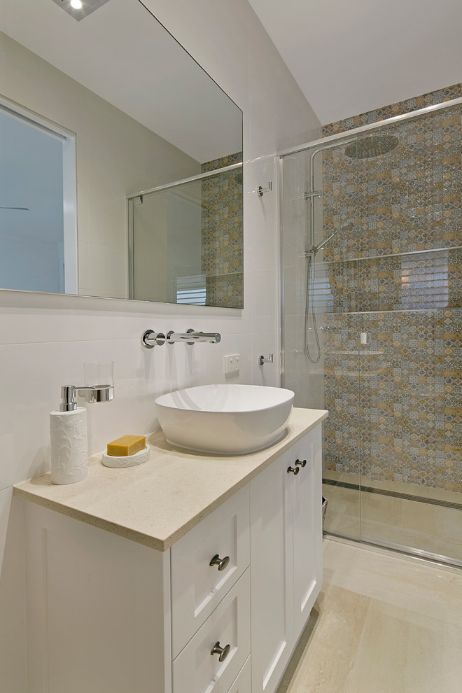 Пример оригинального дизайна: ванная комната среднего размера в классическом стиле с фасадами в стиле шейкер, белыми фасадами, керамогранитной плиткой, душевой кабиной и столешницей из искусственного кварца