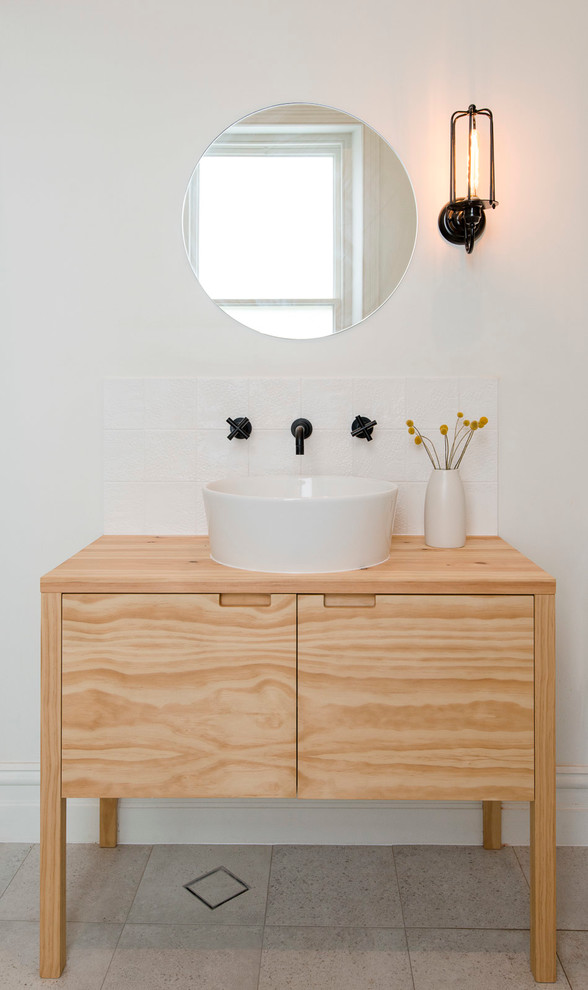 Esempio di una stanza da bagno con top in legno