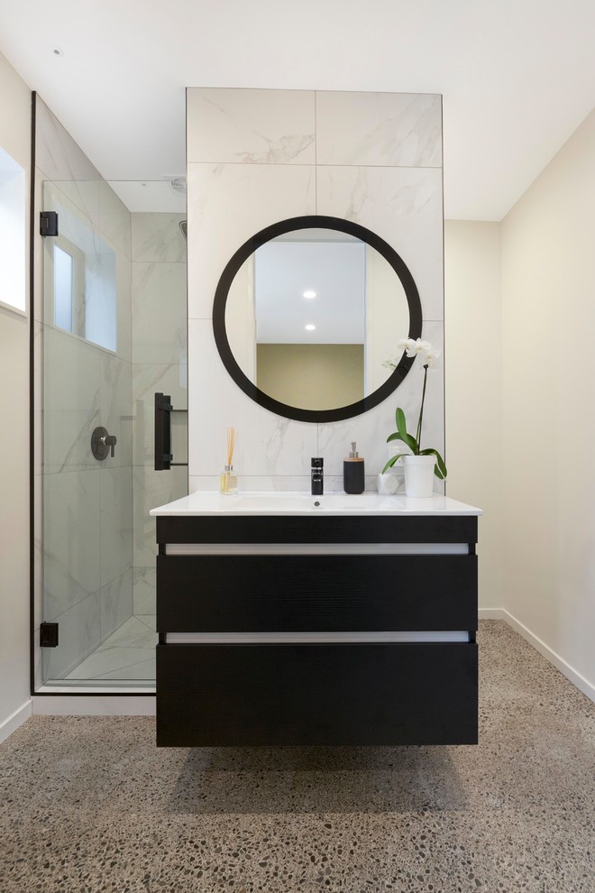 Cette photo montre une petite salle de bain principale tendance avec une douche ouverte, WC suspendus, un carrelage blanc, des carreaux de céramique, un mur blanc, sol en béton ciré, un lavabo intégré et une cabine de douche à porte battante.